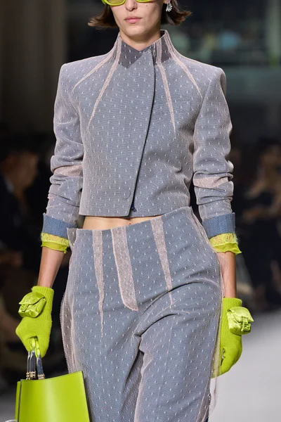Look 10